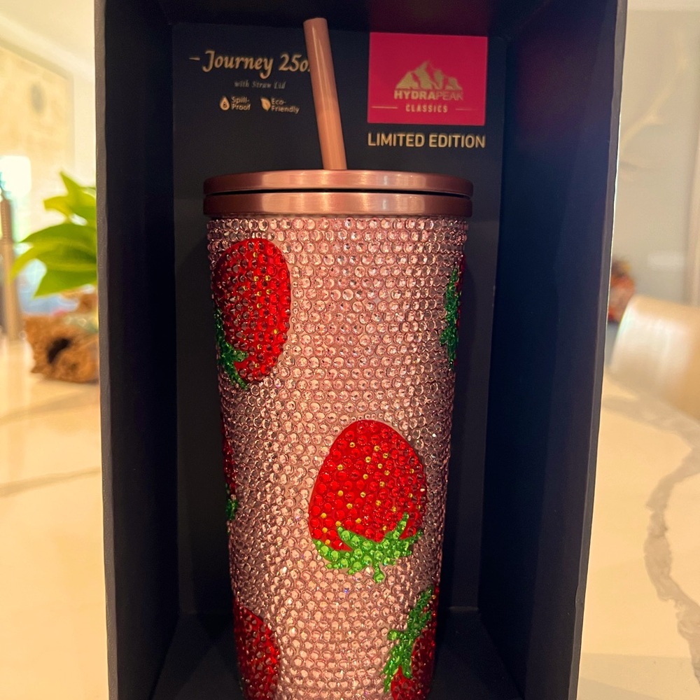 🍓Super cute limited edition strawberry bling cup with lid and straw 🍓